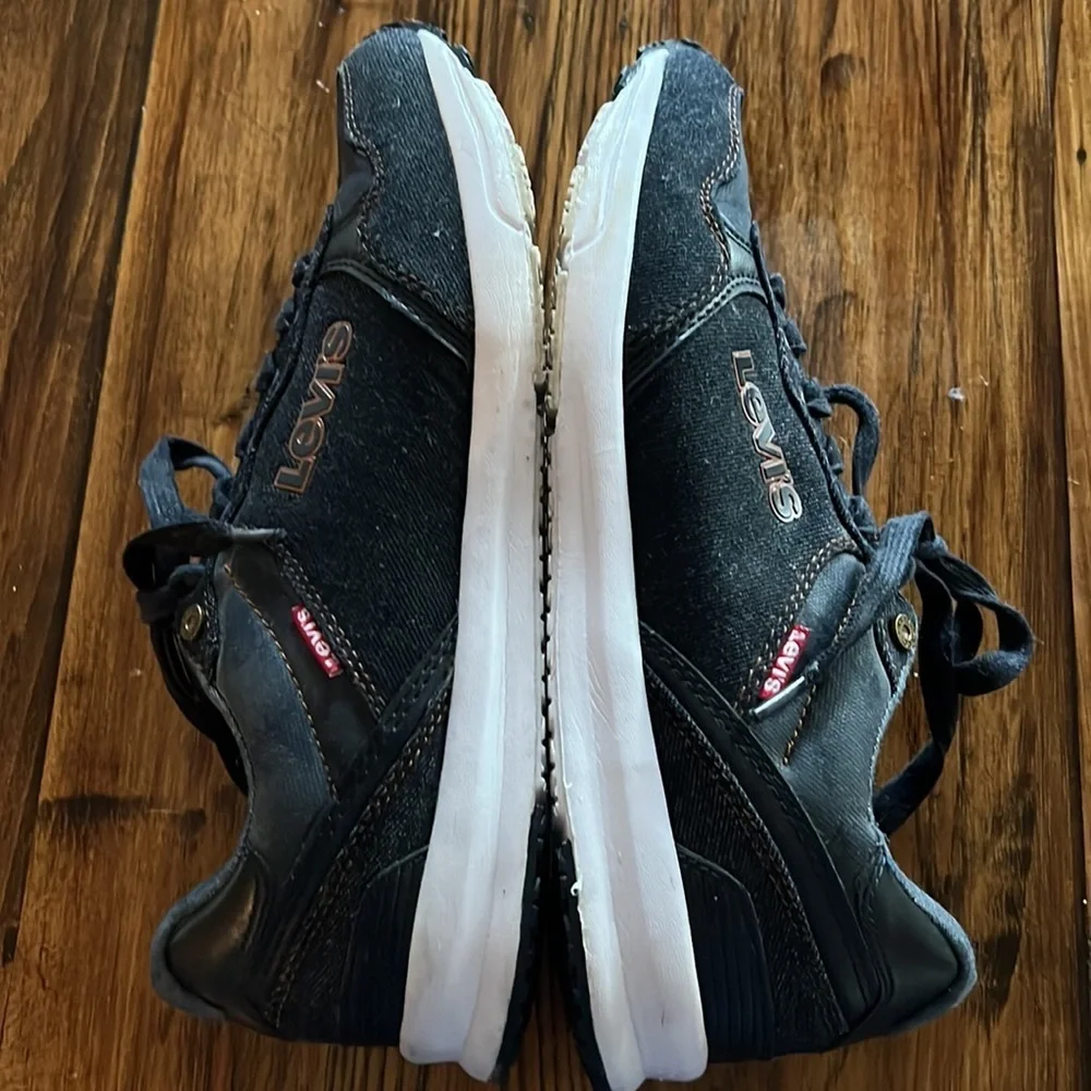 Men’s Levi’s denim dark blue tennis size 10. Like new